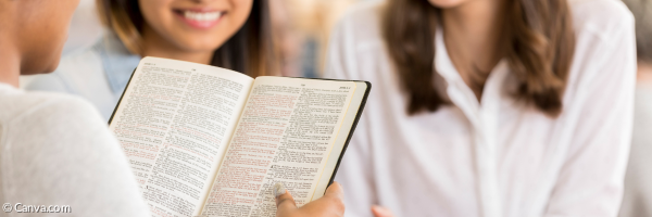 Frauen beim Bibellesen