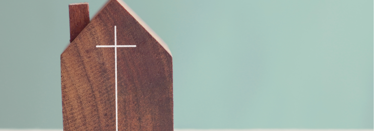 Kirche aus Holz mit Kreuz