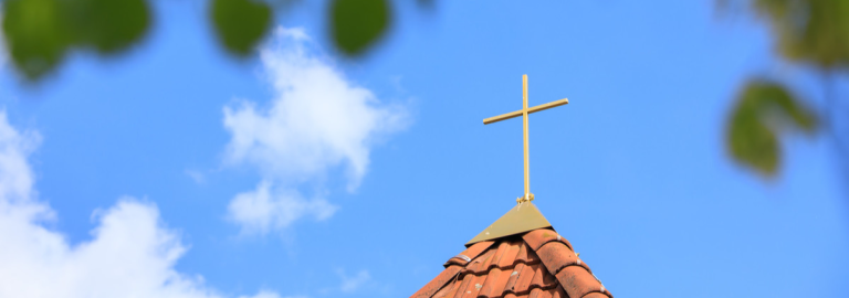 Kirchturmspitze mit Kreuz