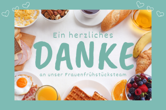 Frühstückstisch mit Butterhörnchen, Obst, Kaffee 