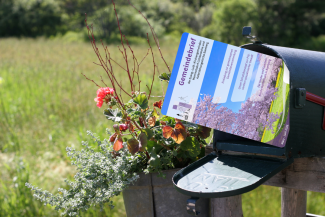 Briefkasten aus dem der Gemeindebrief rausschaut