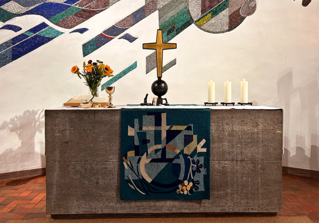 Abendmahlsgerät, Kreuz und Kerzen auf dem Altar