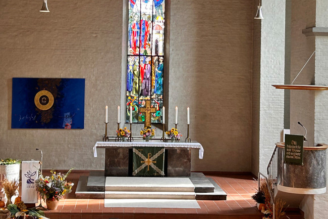 Der Altar mit Kreuz und Kerzen