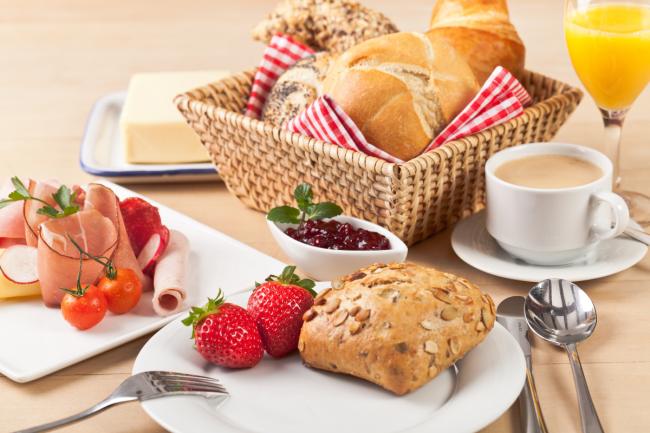 Frühstückstisch gedeckt