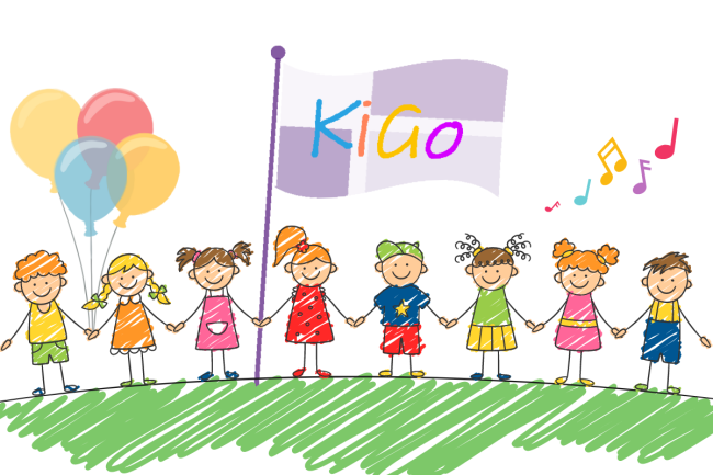 Kinder Hand in Hand mit KiGo-Fahne und Luftballons