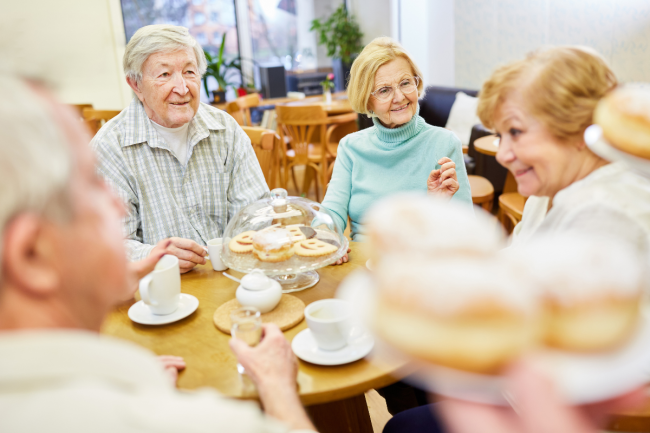 Senioren beim Kaffeetrinken
